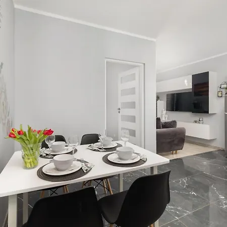 Modern Kapitanski Mostek By Renters